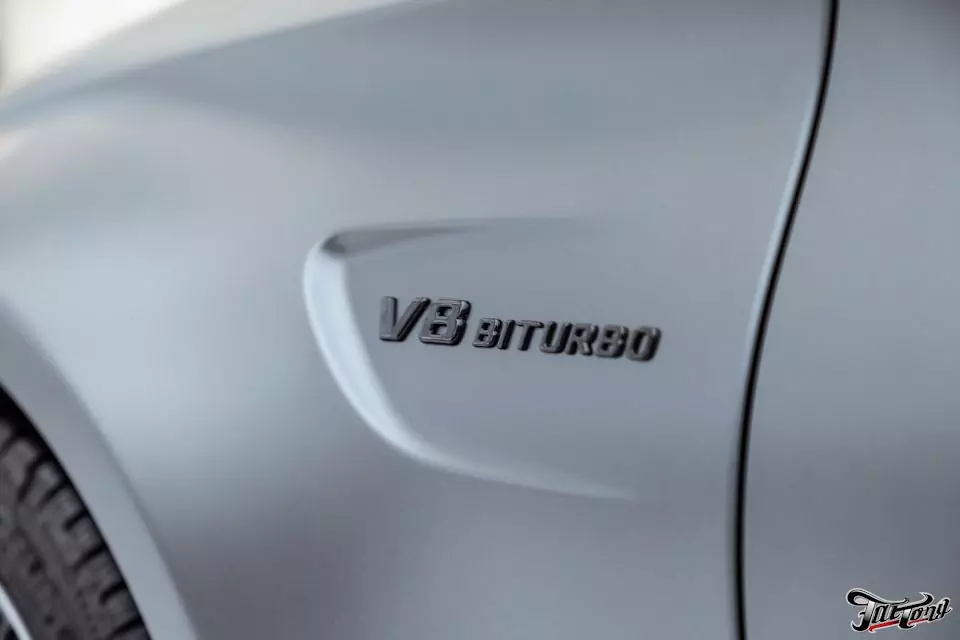 Mercedes C63s. Оклейка в матовый прозрачный полиуретан, антихром и перетяжка потолка в алькантару.
